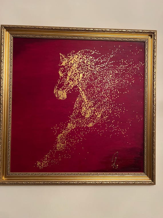 赤いキャンバスに描かれた黄金の馬のアクリル画 - 額入りウォールアート