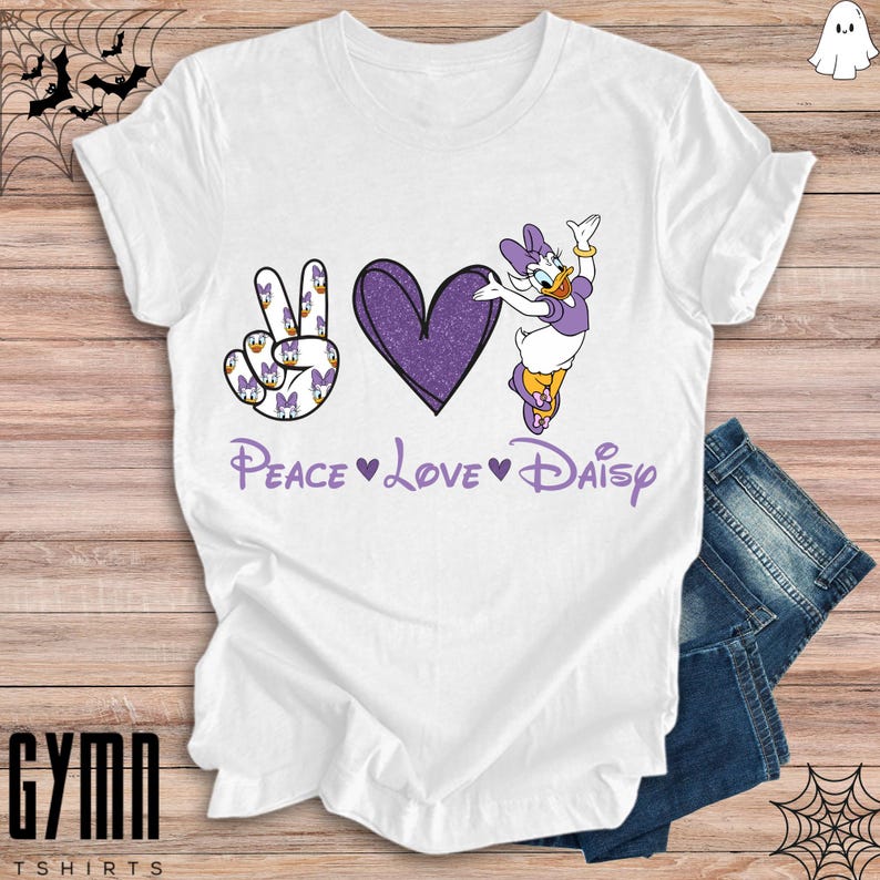 Pode incluir: Camiseta branca com um sinal de paz roxo, um cora&ccedil;&atilde;o e um gr&aacute;fico de Daisy Duck. O texto "Peace Love Daisy" &eacute; impresso abaixo do gr&aacute;fico.