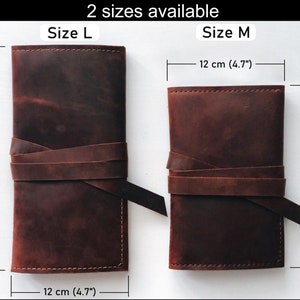 Puede incluir: Dos bolsas de cuero marr&oacute;n con cierre de correa. La bolsa m&aacute;s grande mide 24 cm por 12 cm. La bolsa m&aacute;s peque&ntilde;a mide 19,6 cm por 12 cm.