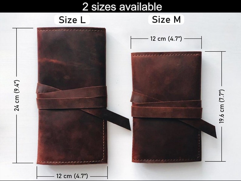 Puede incluir: Dos bolsas de cuero marr&oacute;n con cierre de correa. La bolsa m&aacute;s grande mide 24 cm por 12 cm. La bolsa m&aacute;s peque&ntilde;a mide 19,6 cm por 12 cm.