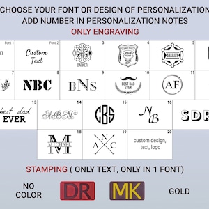 Puede incluir: Un gr&aacute;fico que muestra 20 opciones diferentes de fuente y dise&ntilde;o para la personalizaci&oacute;n. Las opciones incluyen texto personalizado, iniciales, logotipos y s&iacute;mbolos. El gr&aacute;fico tambi&eacute;n incluye dos opciones de estampado: "DR" y "MK".