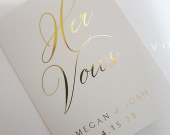 Libros de votos personalizados, recuerdo de boda con detalles en lámina de oro, libretos minimalistas para los votos matrimoniales.