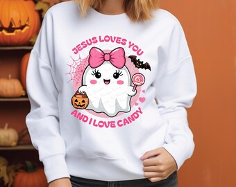 Jesús te ama y a mí me encantan los dulces. Divertidos diseños cristianos de Halloween PNG por sublimación. Lindo lazo de piruleta con coqueta fantasma. PNG de tendencia HW012.
