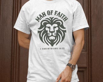 Hombre de fe PNG, Sublimación cristiana PNG, León PNG, Tendencias PNG, Versículo bíblico del hombre de Dios PNG, Clipart de las Escrituras, Camiseta de fe EC183