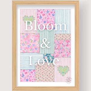 Peut inclure: Impression d'art encadrée avec les mots "Bloom & Love" en blanc sur un patchwork de carrés de tissu à motifs floraux, rayés et à motifs roses et bleus. Comprend deux motifs de cœur verts.