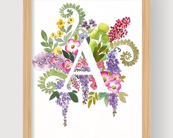 Può includere: Un dipinto ad acquerello della lettera A circondata da una varietà di fiori colorati, tra cui fiori viola, rosa, gialli e verdi.