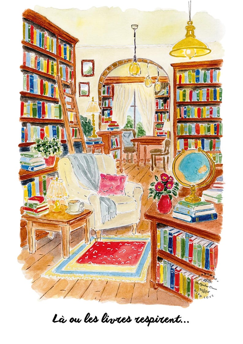 Może przedstawiać: Akwarelowa ilustracja wnętrza biblioteki z regałami od podłogi do sufitu, kremowym fotelem z szarym kocem, drewnianym stolikiem, globusem i czerwonym dywanem. Tekst na dole brzmi: L&agrave; ou les livres respirent...