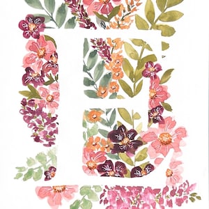 Pu&ograve; includere: Stampa artistica floreale ad acquerello con la lettera "E" in bianco, circondata da una vivace composizione di fiori rosa, viola e arancioni e foglie verdi. L'opera d'arte &egrave; su sfondo bianco, che mostra un tema botanico.