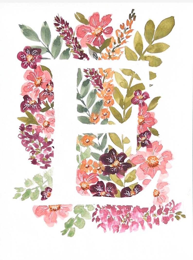 Pu&ograve; includere: Stampa artistica floreale ad acquerello con la lettera "E" in bianco, circondata da una vivace composizione di fiori rosa, viola e arancioni e foglie verdi. L'opera d'arte &egrave; su sfondo bianco, che mostra un tema botanico.