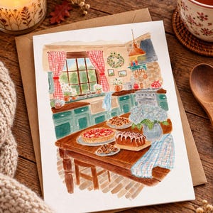 Könnte beinhalten: Eine Aquarell-Grußkartenillustration, die eine Küche zeigt, in der auf einem Holztisch eine Obsttorte, ein Kastenkuchen und eine Vase mit blauen Hortensien stehen. Die Küche hat grüne Schränke und rot-weiß karierte Vorhänge.