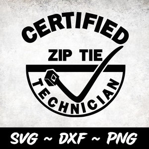 Puede incluir: Gráfico en blanco y negro con las palabras "CERTIFIED ZIP TIE TECHNICIAN" en un diseño circular. Una brida y una marca de verificación están en el centro. La parte inferior del gráfico tiene las palabras "SVG ~ DXF ~ PNG".