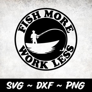 Puede incluir: Diseño circular en blanco y negro con el texto "Fish More Work Less" y una silueta de una persona pescando desde un barco.