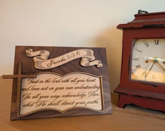 Estantería de madera en capas 3D con versículos bíblicos de Jesús cristiano Proverbios 3:5-6, decoración con soporte - SOLO ARCHIVO SVG, madera cortada con láser multicapa