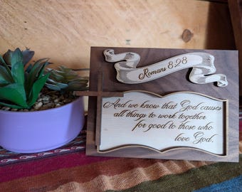 Estante de madera en capas 3D con versículo bíblico de Jesús cristiano Romanos 8:28, decoración con soporte - SOLO ARCHIVO SVG, madera cortada con láser multicapa