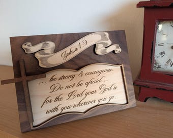 Estantería con versículo bíblico de Jesús Josué 1:9 de madera en capas 3D con soporte - SOLO ARCHIVO SVG madera cortada con láser multicapa