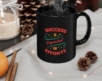 Taza de café negra con cita motivacional: El éxito depende del esfuerzo.