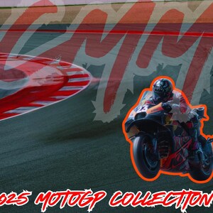 Könnte beinhalten: Eine rot-weiße karierte Rennstrecke mit einem Motorradfahrer, der einen schwarz-weißen Helm und eine rot-weiße Rennkombination trägt. Das Motorrad ist orange und schwarz mit dem Text "2023 MOTOGP COLLECTION" am unteren Rand des Bildes.