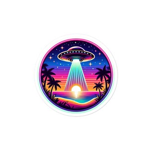 Puede incluir: Una ilustración de estilo retro de un OVNI sobrevolando una playa al atardecer. El OVNI proyecta un rayo de luz sobre la playa, que está rodeada de palmeras. El cielo es un degradado de rosa, naranja y azul.