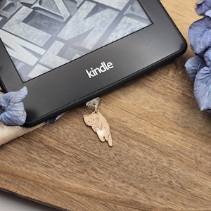 Kindle Charm Anhänger " Kätzchen hängend " | USB Staubstecker | E-Book Deko | Bookish  Booktok Merch | Telefonanhänger | E-Reader | Zubehör
