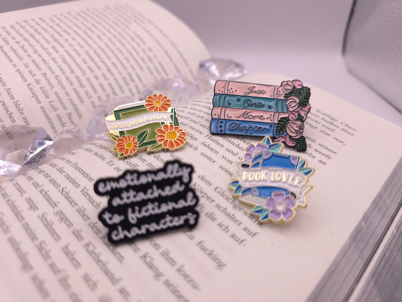 PINS Für Buchliebhaber Bücherwurm PIN Kleindungspin Roman Fantasy Thriller Buch Anstecker Brosche Bücher Booktok Booklover Bild 2