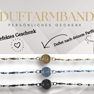 Könnte beinhalten: Drei verschiedene Arten von goldenen, silbernen und schwarzen Kettenarmbändern mit einem kleinen runden Anhänger. Der Anhänger hat ein dekoratives Design. Der Text "DUFTARMBAND" und "PERSÖNLICHES GESCHENK" befindet sich oben im Bild. Der Text "Perfektes Geschenk" befindet sich unten links im Bild. Der Text "Duft nach deinem Parfum" befindet sich oben rechts im Bild.