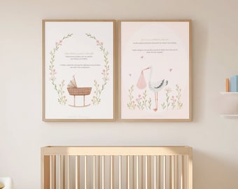 Könnte beinhalten: Zwei gerahmte Drucke mit einem rosa und grünen Blumendesign. Der linke Druck zeigt einen Kinderwagen mit einer rosa Decke und dem Text "Als du geboren wurdest, war die Welt voller Licht". Der rechte Druck zeigt einen Storch, der ein rosa Bündel trägt, und den Text "Wenn du wüsstest, wie sehr ich dich liebe, würdest du verstehen, warum mein Herz jedes Mal vor Freude überläuft, wenn ich dein Lächeln sehe".