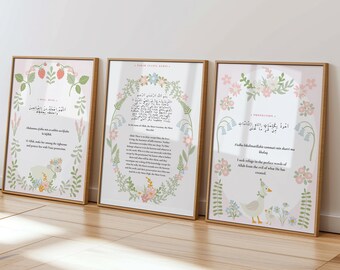 Könnte beinhalten: Drei gerahmte Drucke mit floralen Rändern und arabischem Text. Die Drucke zeigen ein Lamm, eine Ente und ein Küken sowie ein florales Design. Der Text ist in Arabisch und Englisch und enthält Verse aus dem Koran.
