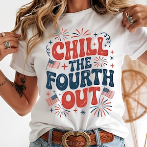 Chill The Fourth Out Png - Lustiges 4. Juli T-Shirt Design mit Feuerwerk und USA Flaggen Digitaler Download