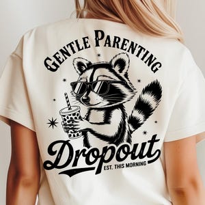 Svg Png pour parents doux - Conception de chemise drôle de raton laveur Svg tête de mort pour les mamans rétro, Mama Svg imprimable avant et arrière art sublimation