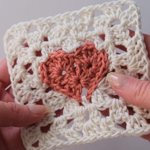 Patrón de crochet cuadrado &quot;Abuela Corazón&quot; (gráfico + instrucciones, descarga digital)