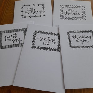 Kaartenset gemengd met zwart-witrand ~ 5 kaarten (A6-formaat, witte enveloppen inbegrepen).  Handgetekende randpatronen, kalligrafiegroeten.