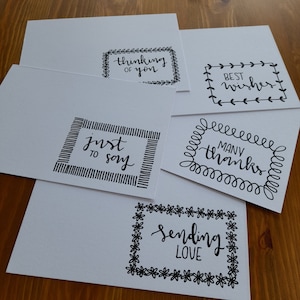 Kaartenset gemengde wenskaarten met zwart-witrand ~ 5 kaarten (A6-formaat, witte enveloppen inbegrepen).  Handgetekende randpatronen, ansichtkaartenset.