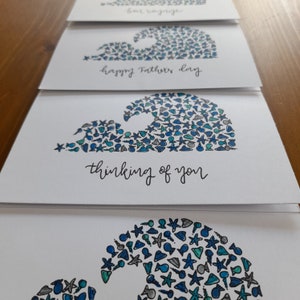 Carte de voeux personnalisée pour votre occasion (format A6, enveloppe blanche incluse). Art stylo pinceau calligraphie, vague avec coquillages.