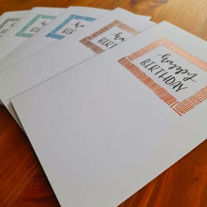 Buon compleanno con confezione di biglietti con bordo metallico ~ 5 biglietti (formato A6, buste bianche incluse). Biglietti di compleanno per uomini, biglietti calligrafici.