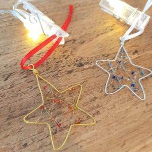 Enfeite de estrela com miçangas ~pequeno presente ~enchimento para cartão ~decoração (5 x 5 cm, fita para pendurar de 9-10 cm). Decoração delicada de estrela com miçangas, pequeno presente.