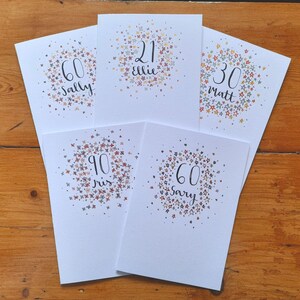 Carte d'anniversaire personnalisée ~ nom, âge et combinaison de couleurs (format A6, enveloppe blanche incluse).  Spécial anniversaire, encre métallique.