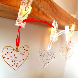 Ornement coeur en perles ~ cadeau ~ remplissage de carte ~ décoration (5 x 5 cm, ruban à suspendre de 9 à 10 cm).  Délicate décoration de coeur en perles, petit cadeau.