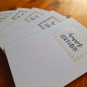 Alles Gute zum Geburtstag mit metallischem Blumenrandkartenpack ~ 5 Karten (A6-Größe, weiße Umschläge eingeschlossen).  Hübsche Geburtstagskarten, Blumenkarten.