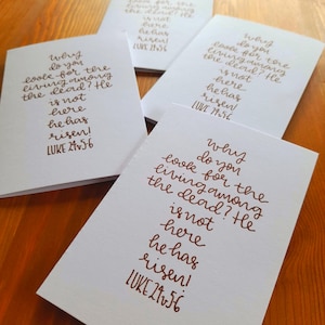 Cartões de Páscoa Cristãos ~ Tamanho A7, envelopes brancos incluídos. Cartões de Páscoa com versículos bíblicos, caligrafia desenhada à mão, Lucas 24v5-6, Ele ressuscitou