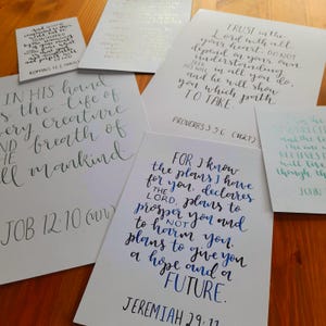 Maßgeschneiderte handgeschriebene Kalligraphie Bibel Vers ~ A4, A5 oder A6 Größe. Handgemachte personalisierte Bibel Vers, Wandkunst mit Tinte.