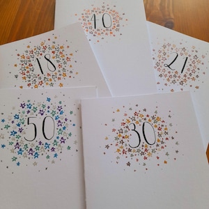 Lot spécial de numéros d'anniversaire avec étoiles métalliques ~ 5 cartes (format A6, enveloppes blanches incluses).  Numéro de carte de calligraphie, pack personnalisé.