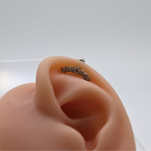 Elegant ear piercing with flower design – gold & silver, filigree and sparkling
