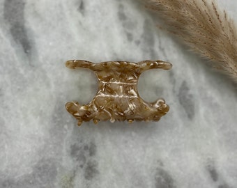 Light brown patterned hair clip, length of 6.5 cm and a width of 2.3 cm, made of acrylic