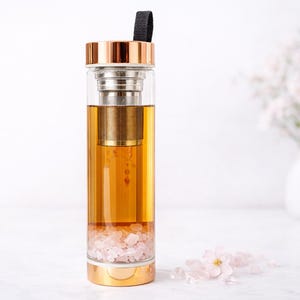 Rozenkwarts theefles met roestvrijstalen zeef, 500 ml, kristallen theefles met neopreen hoes