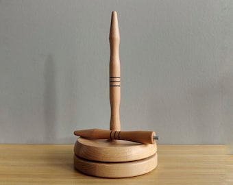 Handgefertigter Garnhalter aus Buchenholz: Wollfadenspender