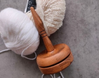 Handgefertigter Garnrollenhalter aus Buchenholz: Kompaktes Strickwerkzeug