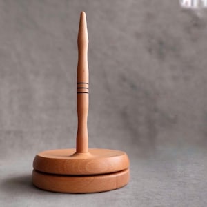 Handgefertigter Garnhalter aus Buchenholz: Strickgarn-Spender