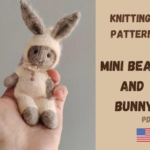Op de afbeelding: Een gebreide mini-beer in een konijnenkostuum, vastgehouden in een hand. De beer is beige en bruin, met lange konijnenoren. De afbeelding bevat de tekst "KNITTING PATTERN MINI BEAR AND BUNNY PDF" en een kleine Amerikaanse vlag.