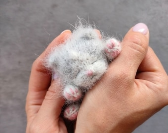 Weiches kleines Spielzeug schlafendes Kätzchen, Fertig gestricktes gestricktes Tierspielzeug, Realistische Katzenpuppe, Baby-Duschegeschenk