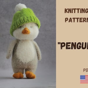 Może przedstawiać: Wzór na szydełkowanie zabawki amigurumi pingwina. Wzór jest w formacie PDF i zawiera instrukcje do wykonania pingwina w zielonym kapeluszu z białym pomponem.